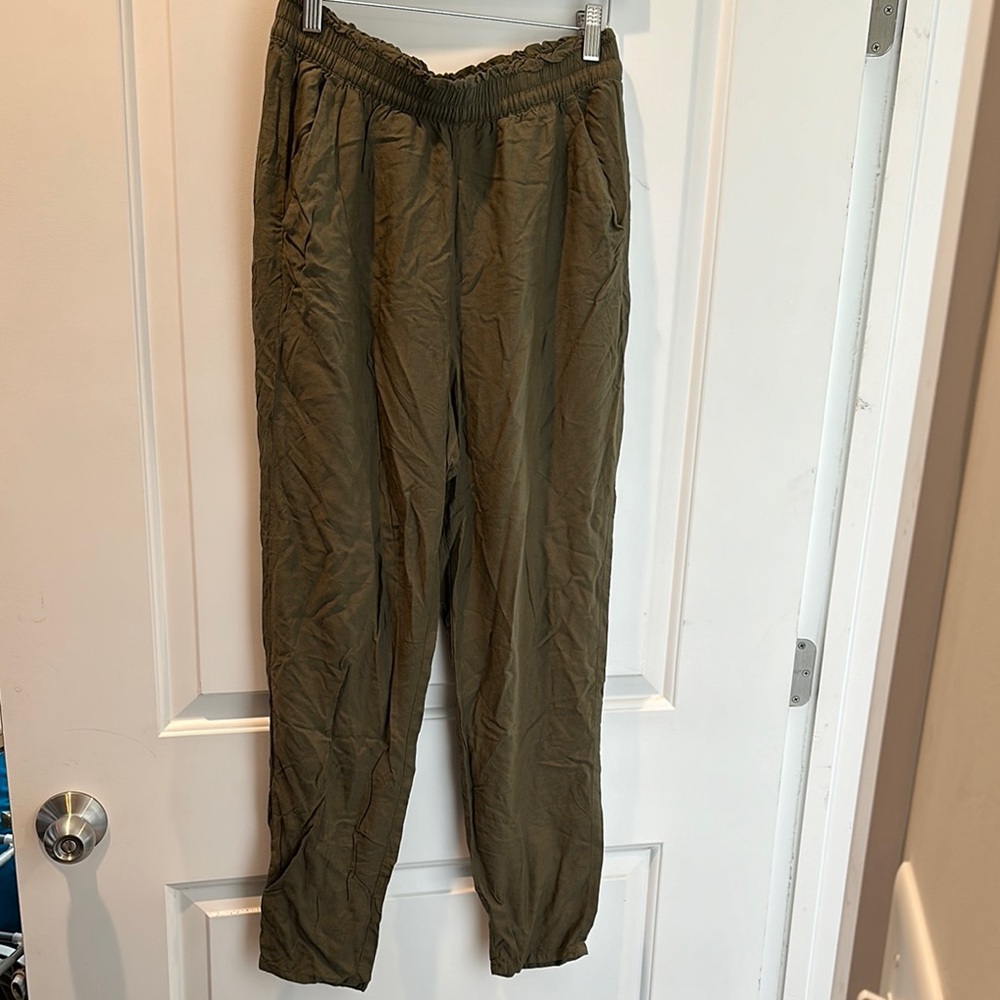 🛍️ 3 for $20 🛍️ H&M Olive Green women's capri Pants